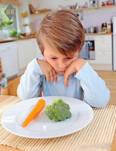 мальчик не хочет есть овощи